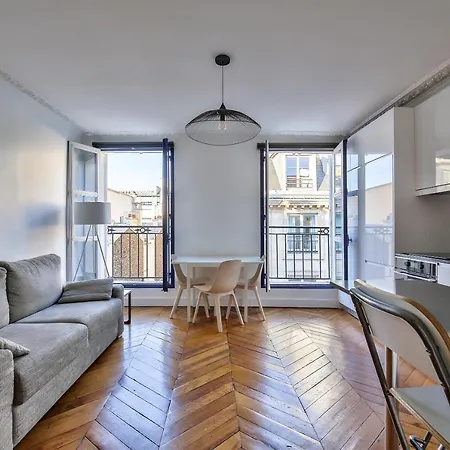 Stylish Little Flat In The Center Of Париж
